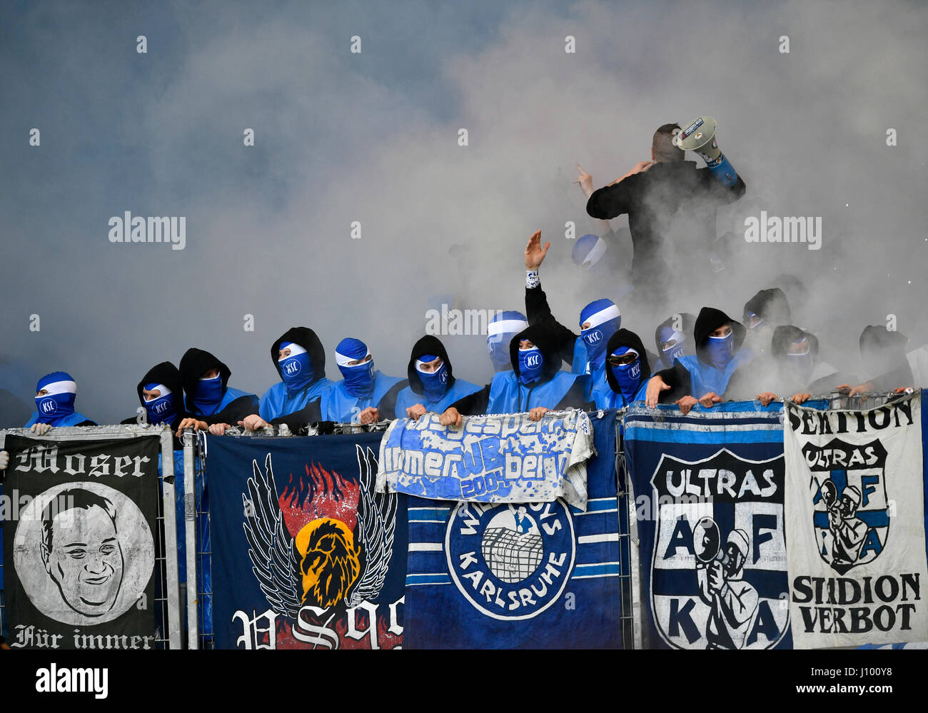 Ventole radicale alla partita di calcio, incappucciati di teppisti con luce di bengala, pirotecnica, sezione della ventola KSC Karlsruher SC Foto Stock