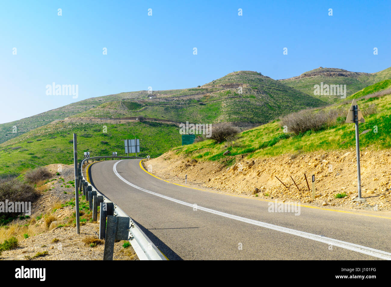 Road, il paesaggio e la distanza di azionamento segno, nella parte meridionale delle alture del Golan, nel nord di Israele Foto Stock