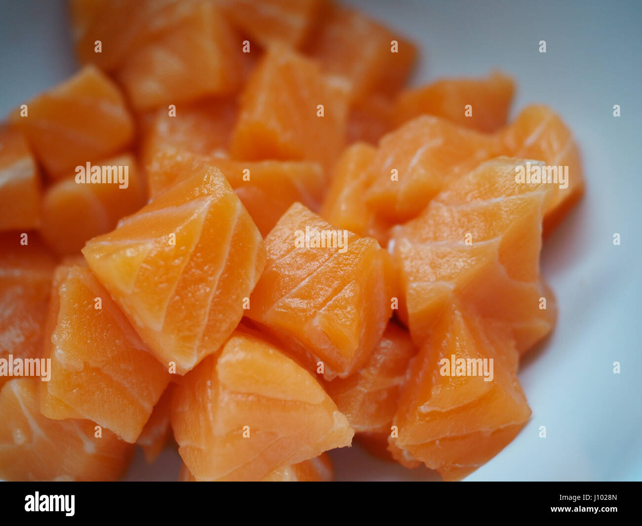 Pezzi di salmone crudo per il poke Foto Stock