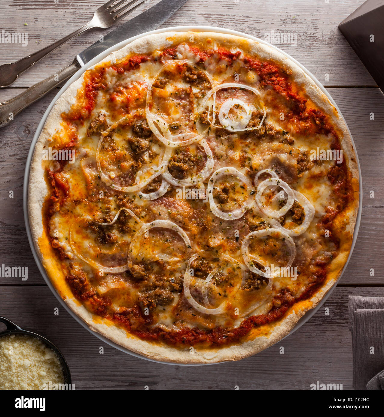 Barbecue pizza con pomodoro, formaggio, carne macinata, cipolle e salsa  barbecue Foto stock - Alamy