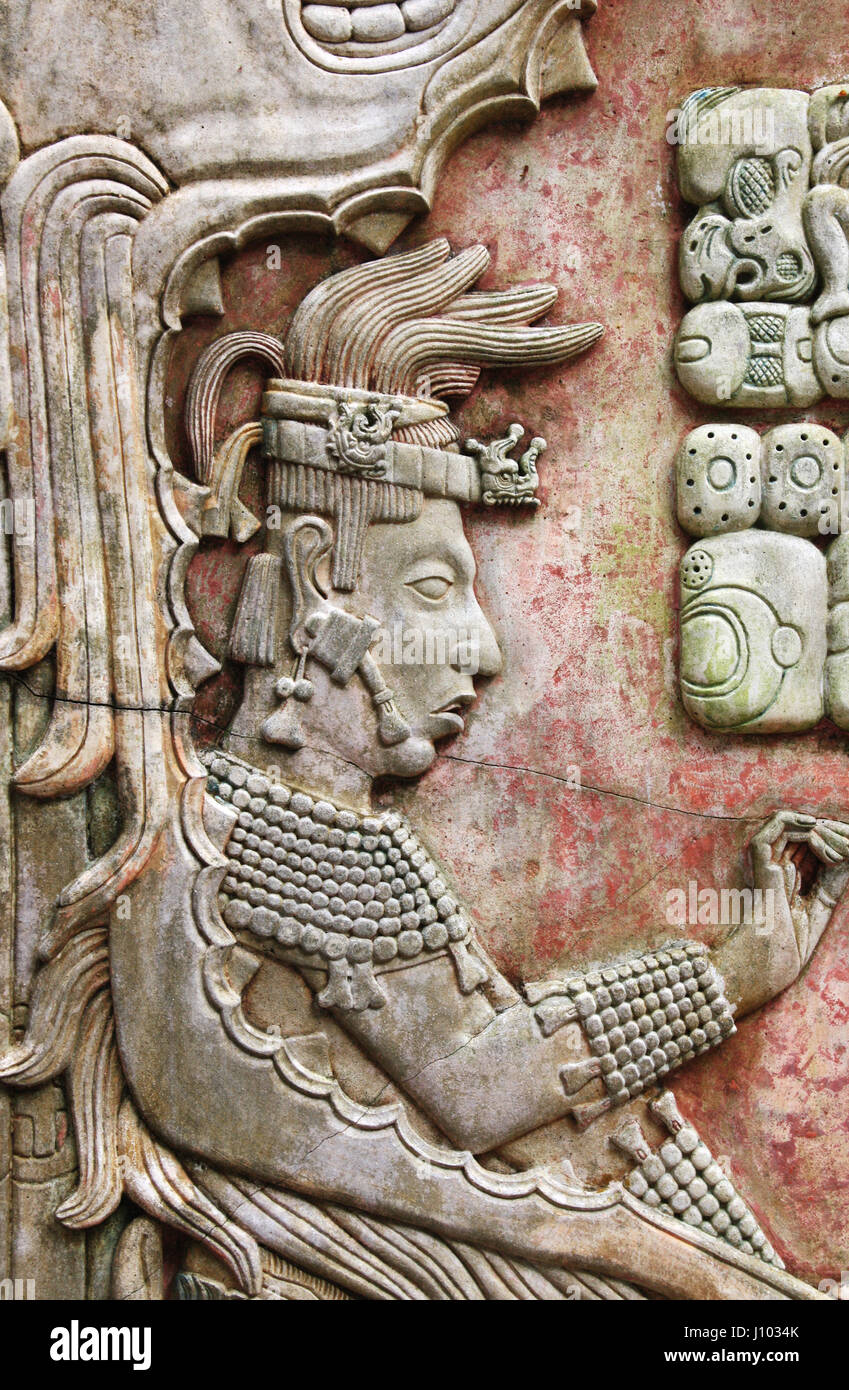 Bassorilievo con intaglio di un re Maya, pre-colombiana civiltà Maya, Palenque, Chiapas, Messico. Patrimonio mondiale dell UNESCO Foto Stock