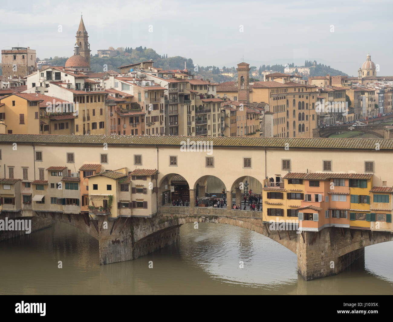 Vista sul Ponte Vecchio e sul fiume Arno a Firenze Foto Stock