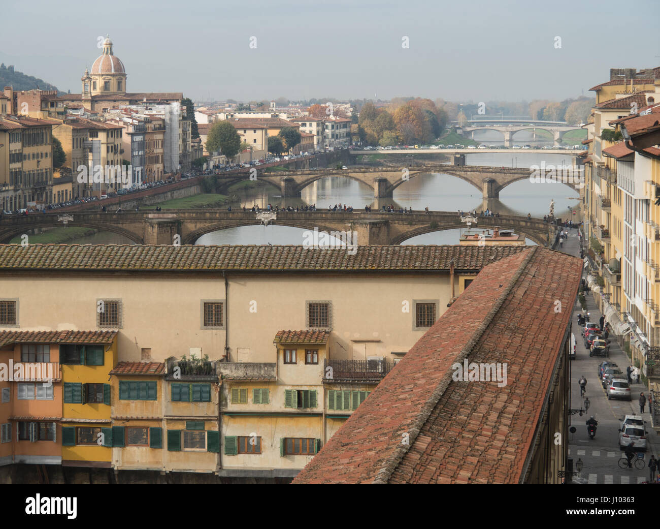 Vista sul Ponte Vecchio e sul fiume Arno a Firenze Foto Stock