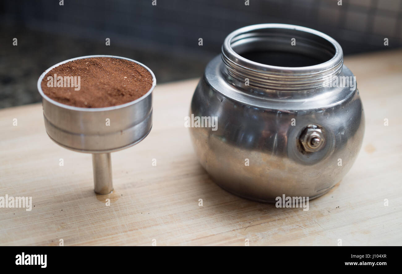 Utilizzando una pentola moka per fare caffè espresso su una stufa Foto Stock