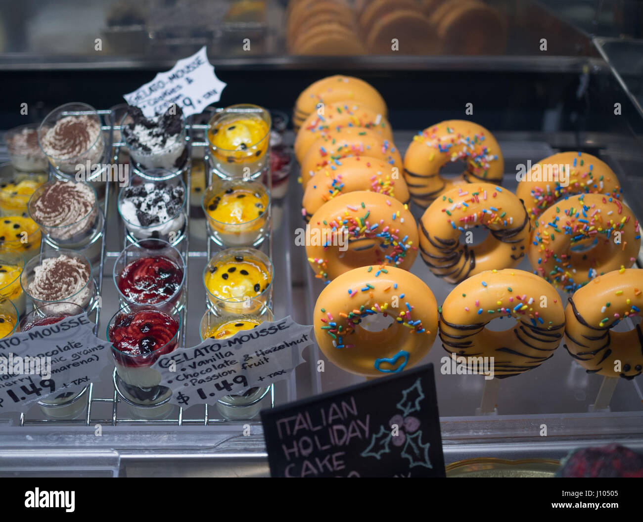 A forma di ciambella gelato il gelato su un bastone in un congelatore caso Foto Stock