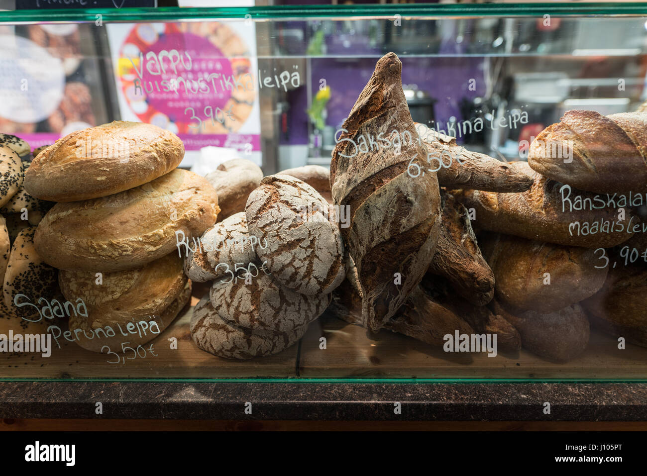 Selezione di pane venduto in un mercato Hall di Turku, Finlandia Foto Stock