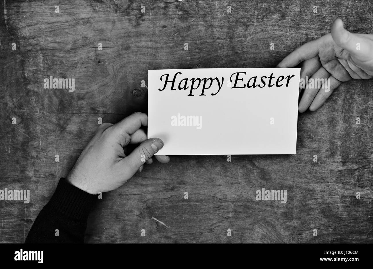 Foto in bianco e nero mani maschio tenendo un foglio di carta bianco felice Foto Stock