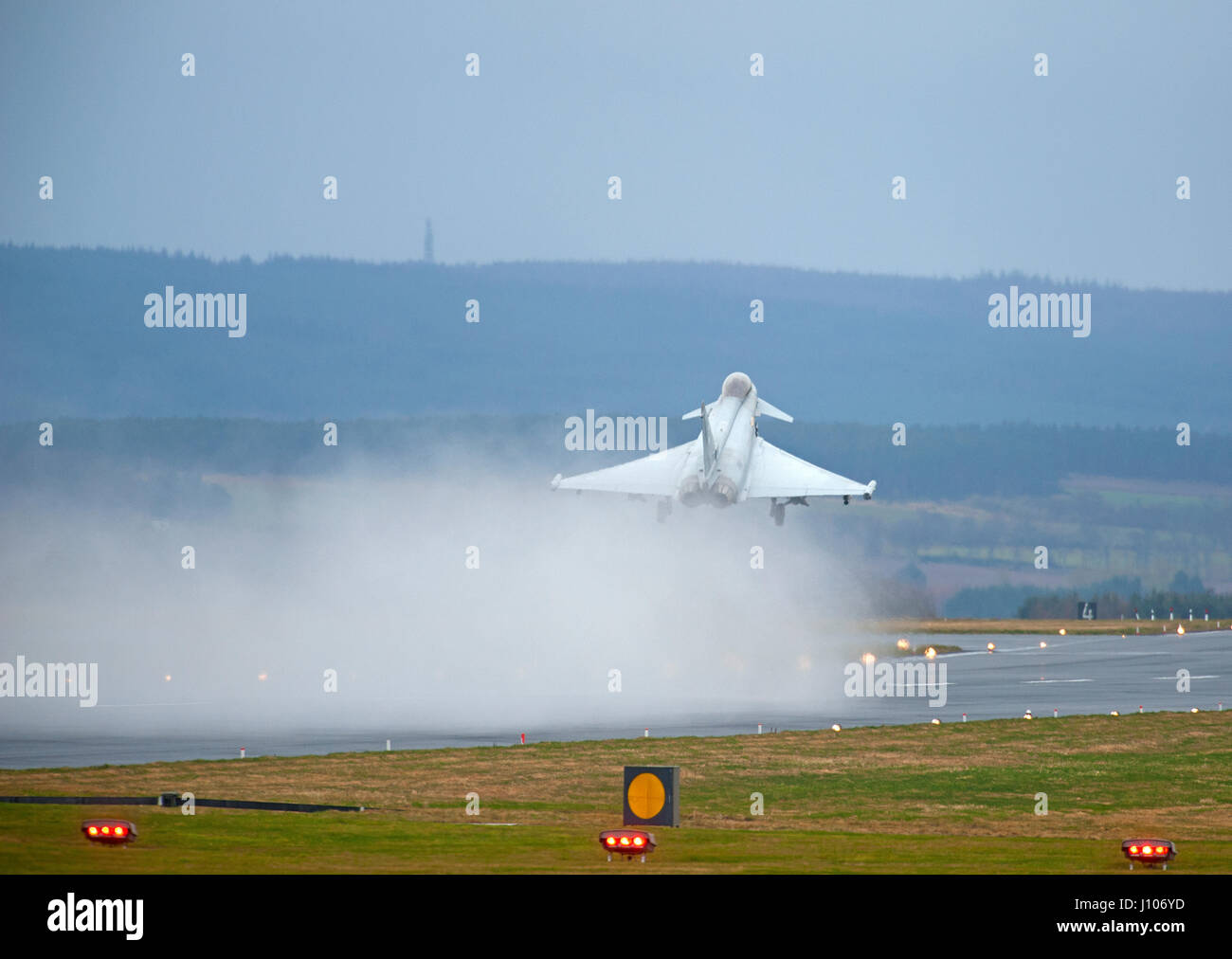 Eurofighter Typhoon decollare da un wet RAF Lossiemouth pista nel Morayshire, Scozia. Foto Stock