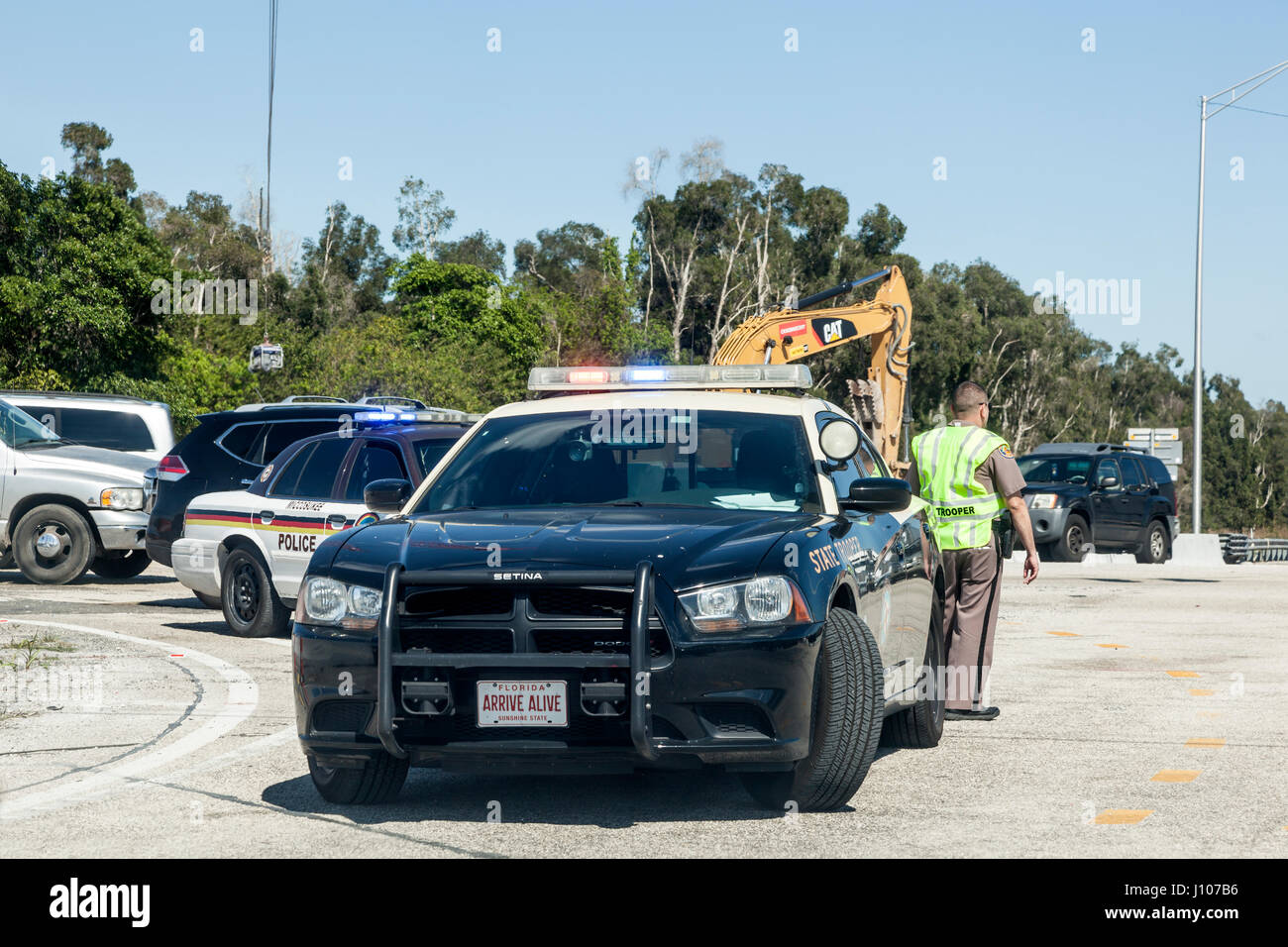 Miami, FL, Stati Uniti d'America - 21 Marzo 2017: auto della polizia e funzionari presso l'autostrada interazione in Miami. Florida, Stati Uniti Foto Stock