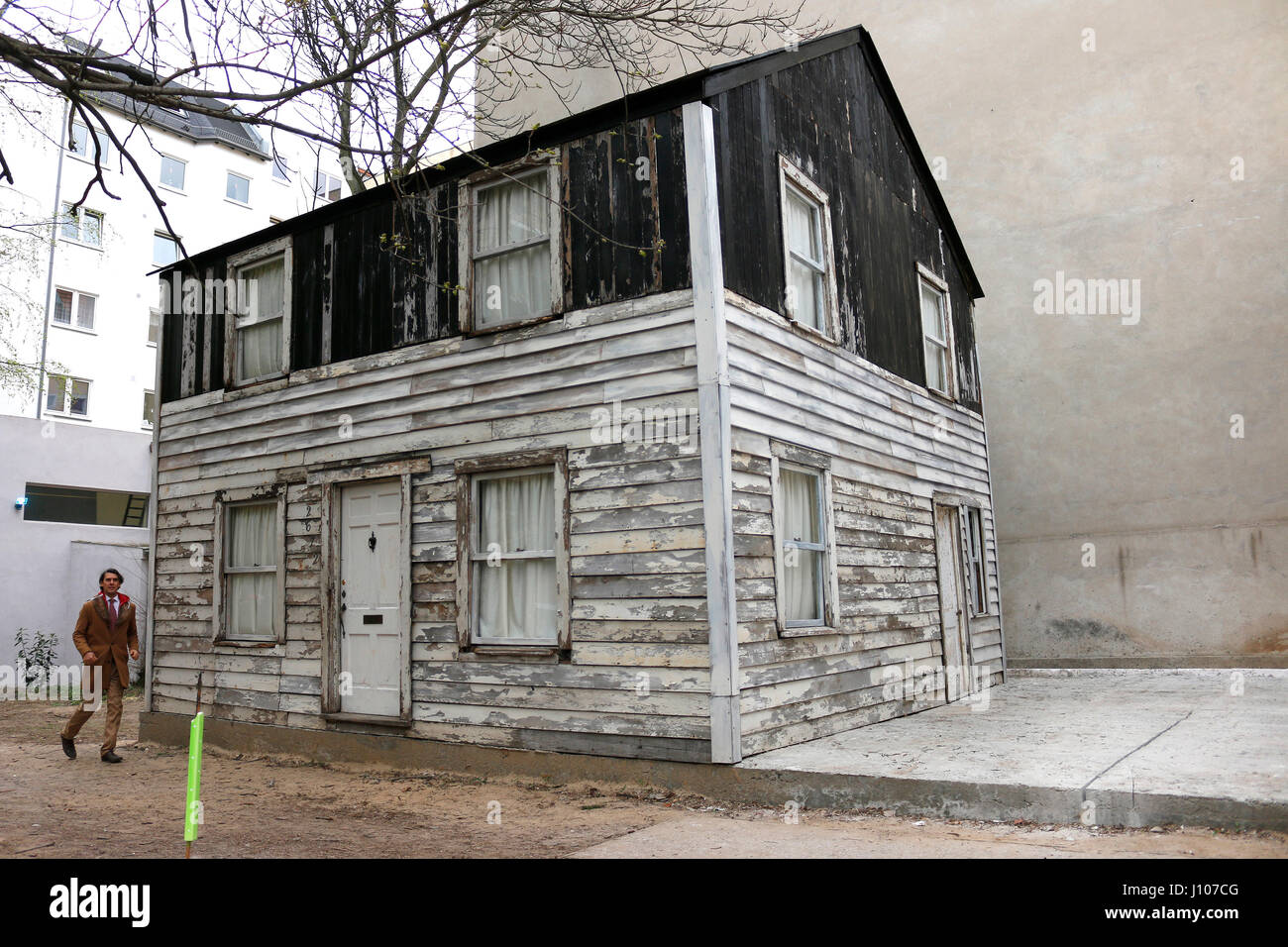 Das ehemalige Wohnhaus der US-Buergerrechtlerin Rosa Parks, das von dem US-amerikanischen Kuenstler Ryan Mendoza von Detroit nach Berlin transportier Foto Stock