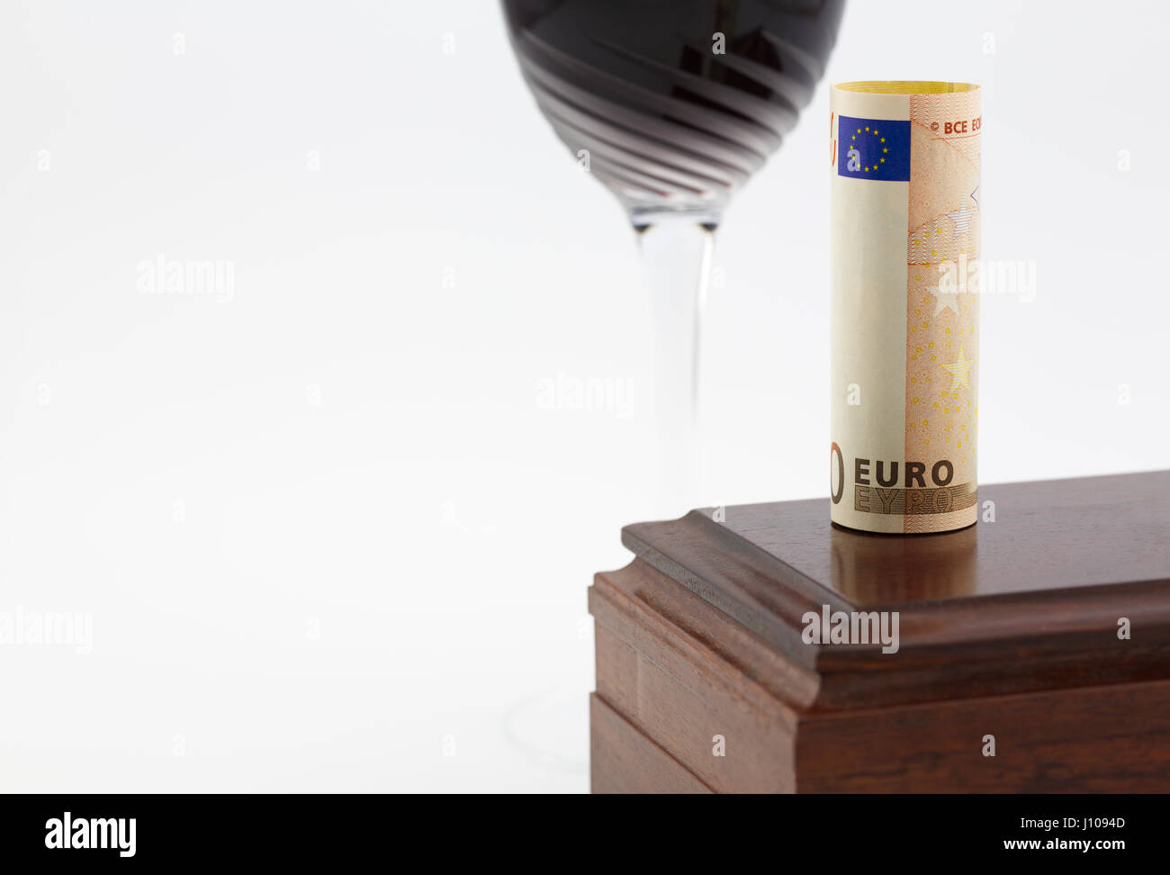 La politica del governo e industria concetti in valuta euro collocati con bicchiere di vino e scatola di legno. Foto Stock