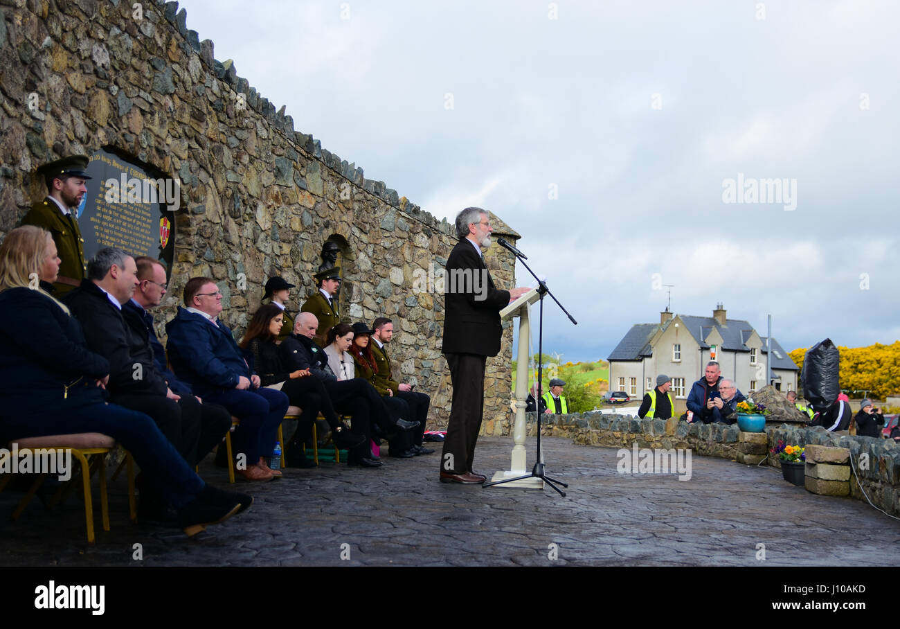 Più Carrok, County Tyrone. Xvi Apr, 2017. Presidente del Sinn Féin Gerry Adams TD risolve un raduno durante il 1916 Domenica di Pasqua commemorazione parata e nel rally di Carrickmore, County Tyrone. Credito: Mark inverno/Alamy Live News Foto Stock