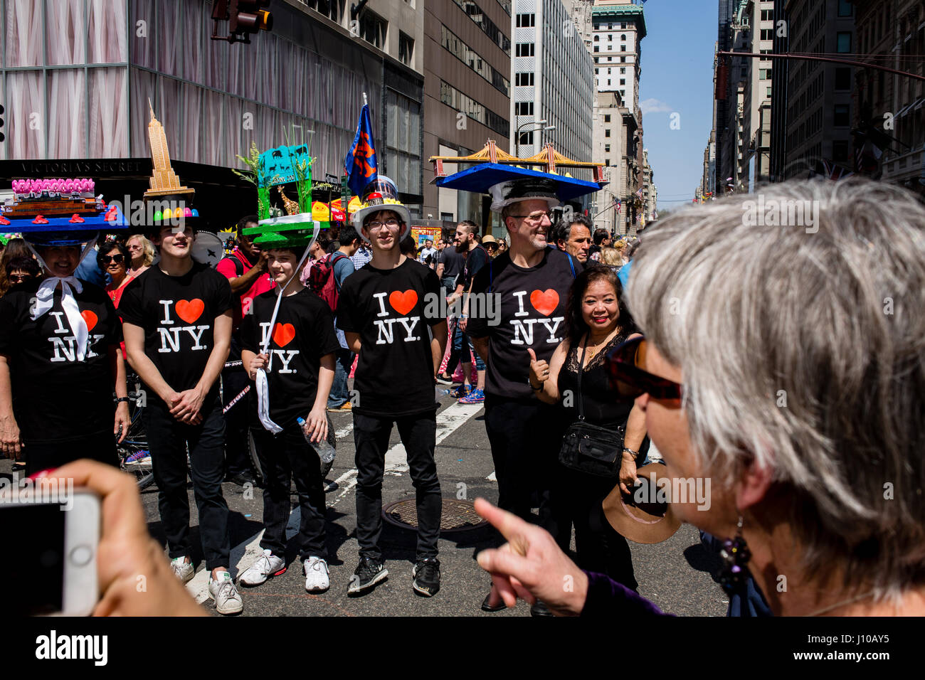 New York, Stati Uniti d'America. Xvi Apr, 2017. Un gruppo di persone indossano I Love New York T-shirt e cappelli che rappresentano punti di riferimento, tra cui la Staten Island Ferry (cuscinetto marshmallow pigoli), l'Empire State Building, il Bronx Zoo e il Ponte di Brooklyn. Credit: Ed Lefkowicz/Alamy Live News Foto Stock