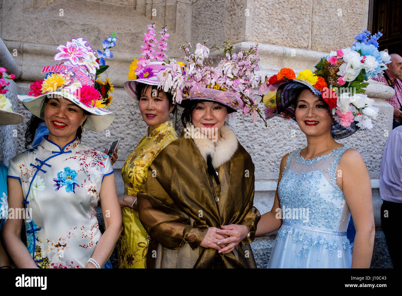 New York, Stati Uniti d'America. Xvi Apr, 2017. Un gruppo di donne asiatiche in elaborare cappelli sui gradini della cattedrale di San Patrizio a New York della Pasqua annuale parata del cofano e il Festival sulla Fifth Avenue. Credito: VWPics/Alamy Live News Foto Stock