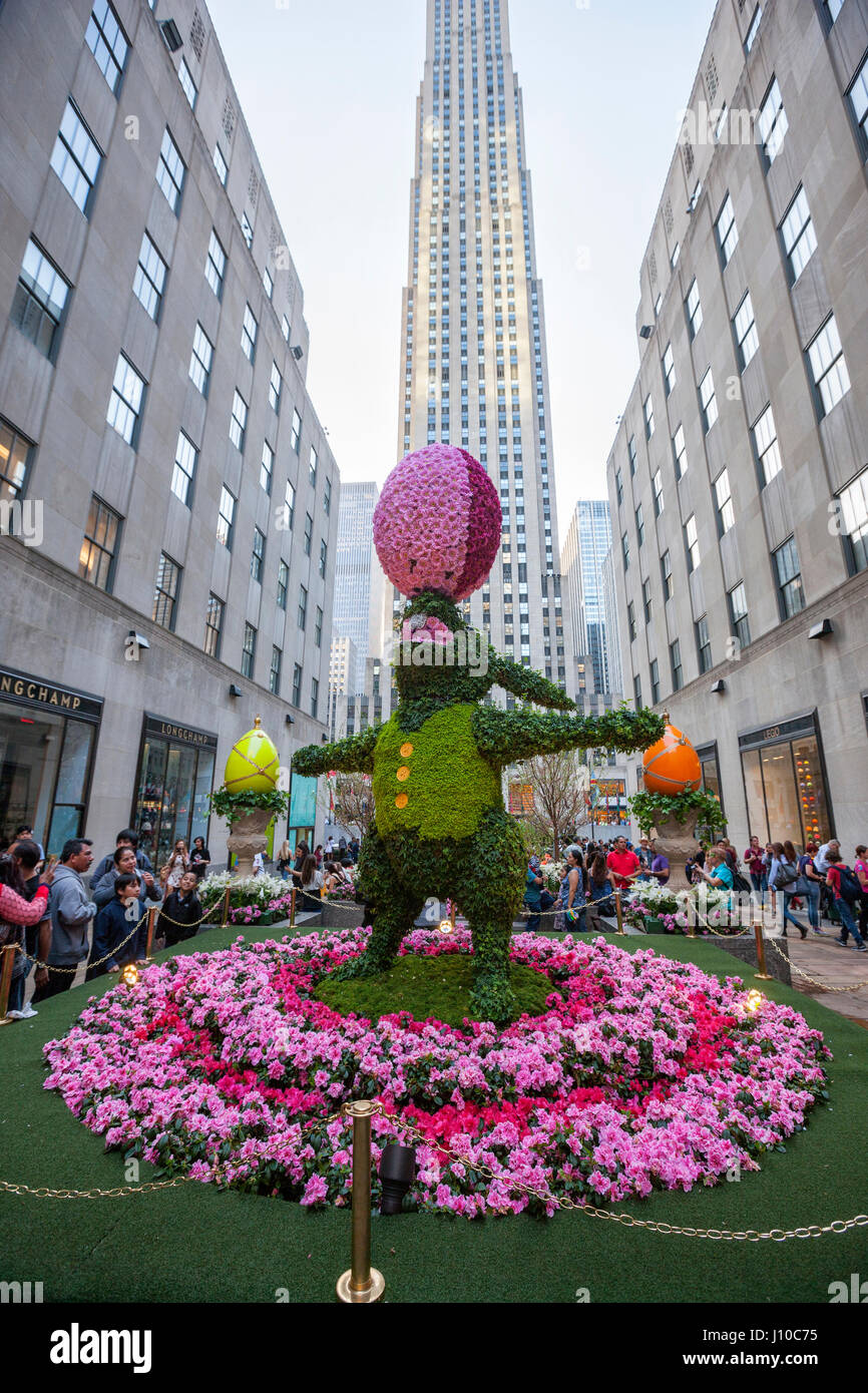 New York, Stati Uniti d'America. Xvi Apr, 2017.Big Bunny con uovo in topiaria da Rockefeller Center, Manhattan, domenica, la città di New York, 16 aprile 2017. Credito: Nino Marcutti/Alamy Live News Foto Stock