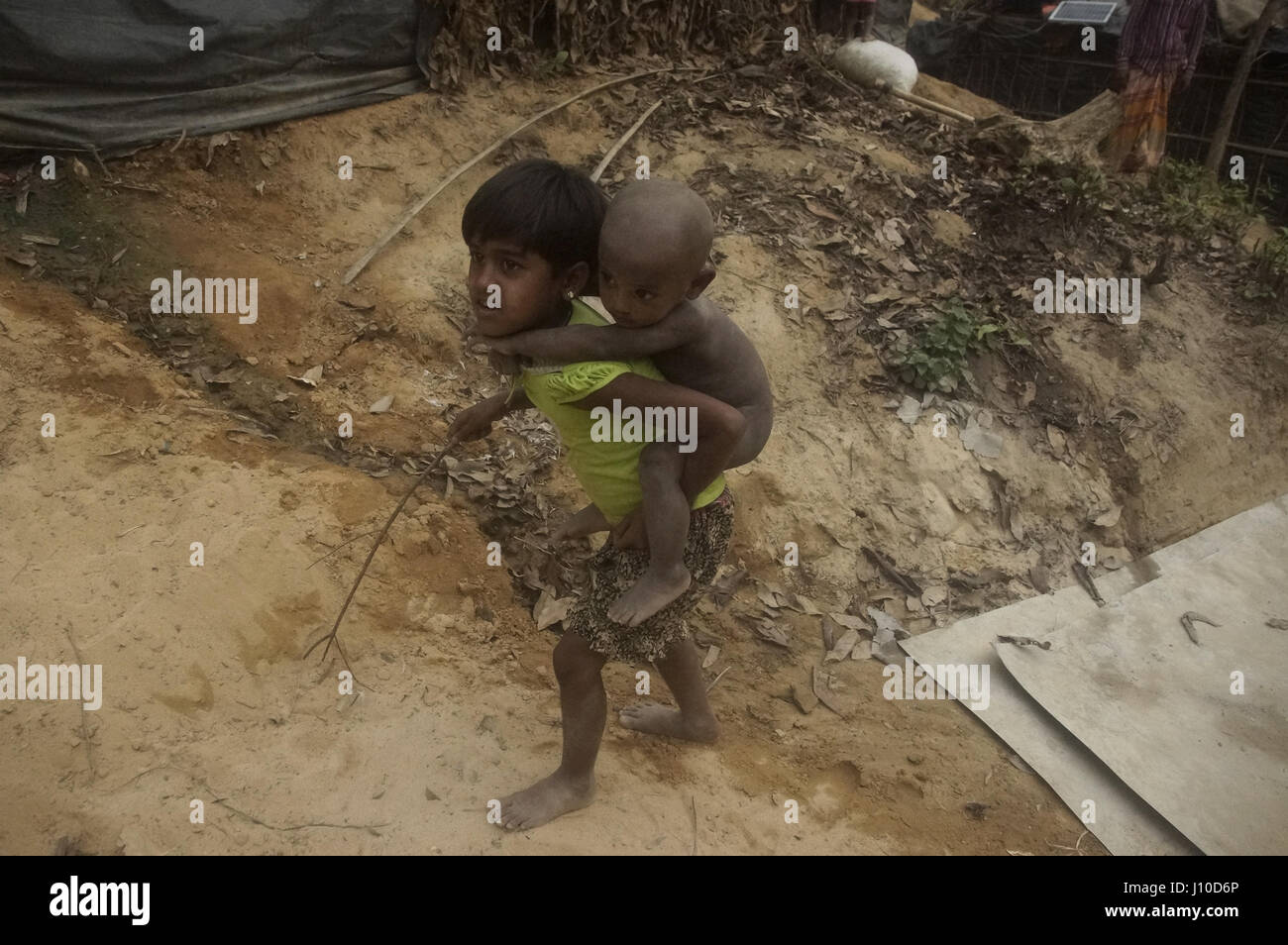 Aprile 14, 2017 - Cox's Bazar, Bangladesh - Un bambino Rohingya porta sulla schiena di un altro bambino a Balukhali Refugee Camp Cox's Bazar. Credito: Md. Mehedi Hasan/ZUMA filo/Alamy Live News Foto Stock