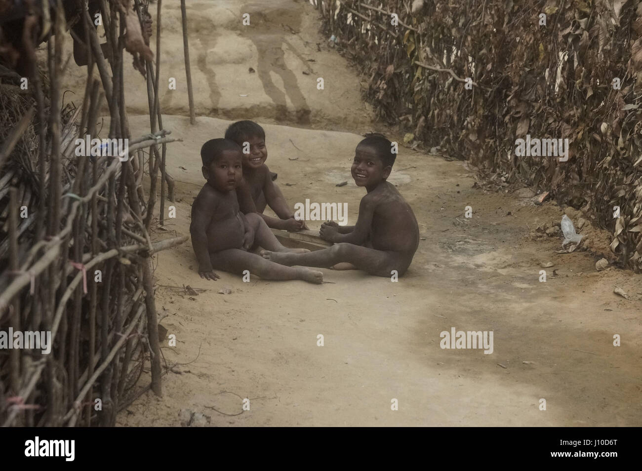 Aprile 14, 2017 - Cox's Bazar, Bangladesh - Rohingya bambini reagiscono alla telecamera a Balukhali Refugee Camp Cox's Bazar. Credito: Md. Mehedi Hasan/ZUMA filo/Alamy Live News Foto Stock