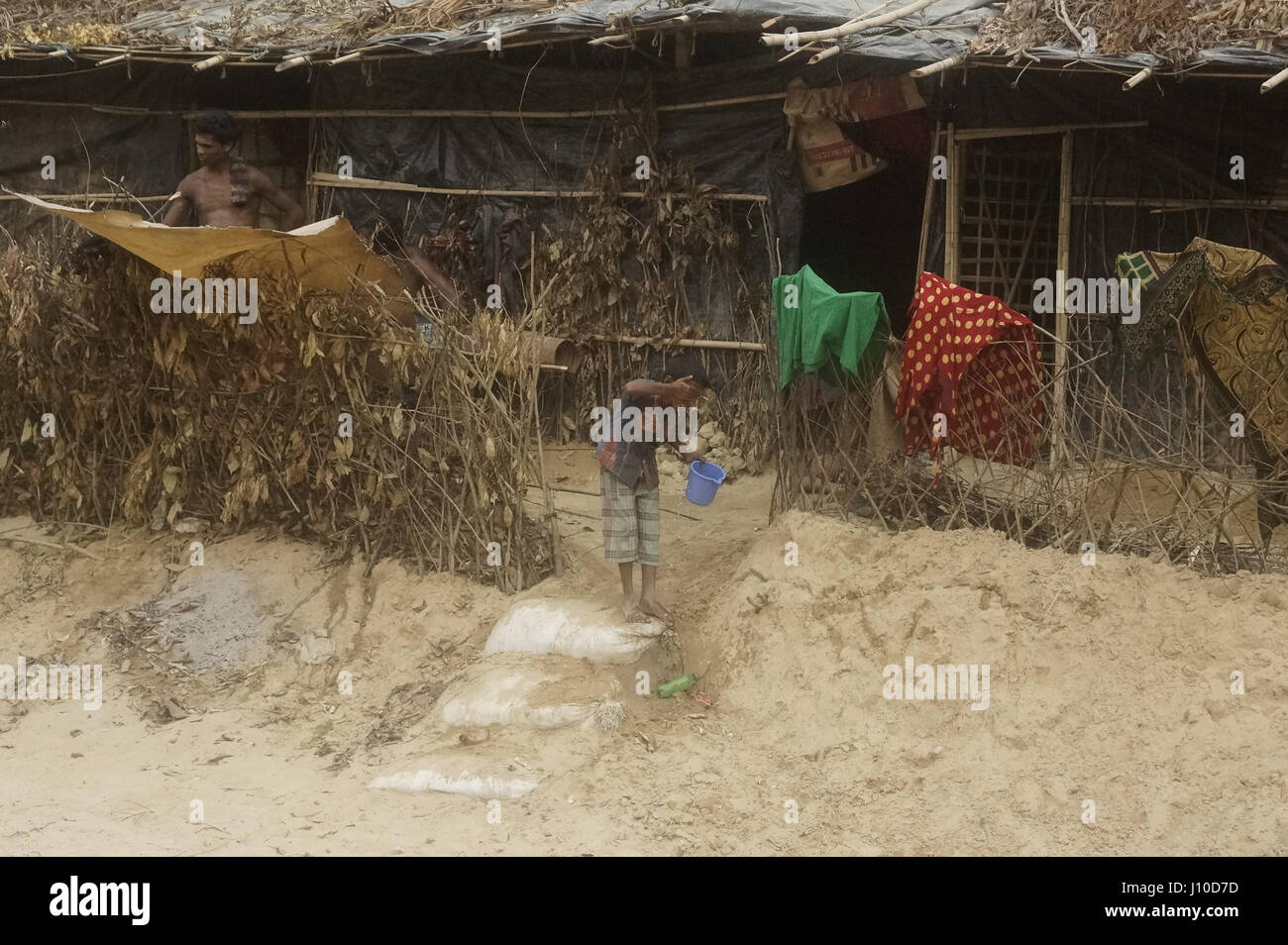Aprile 14, 2017 - Cox's Bazar, Bangladesh - Un bambino Rohingya lava il viso a Balukhali Refugee Camp Cox's Bazar. Credito: Md. Mehedi Hasan/ZUMA filo/Alamy Live News Foto Stock