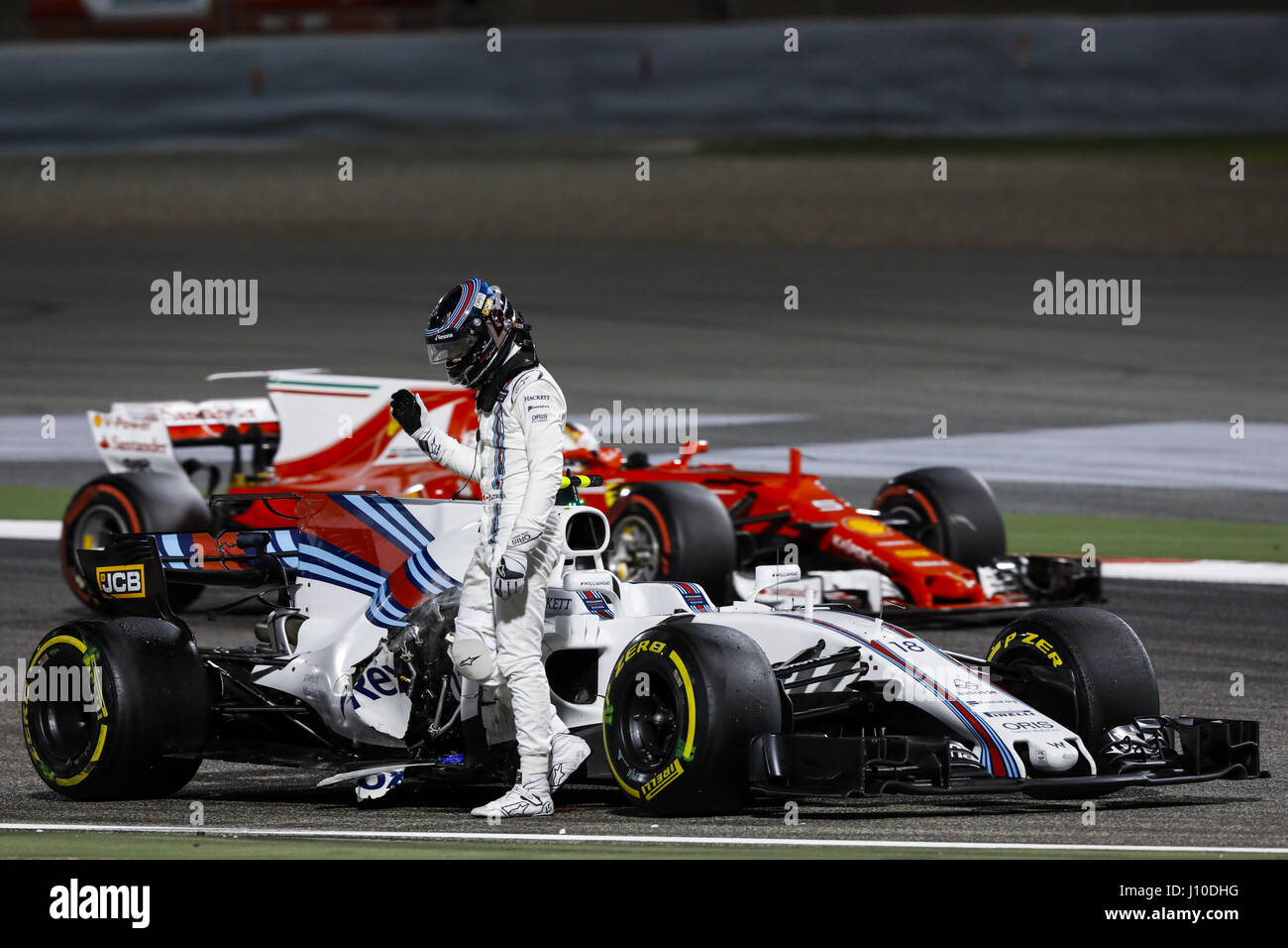 Sakhir, Bahrain. Xvi Apr, 2017. Motorsports: FIA Formula One World Championship 2017, il Gran Premio del Bahrain, #18 lancia passeggiata ( CAN, Williams Martini Racing), Crash lasciando la sua auto, 16.04.2017. | Utilizzo di credito in tutto il mondo: dpa/Alamy Live News Foto Stock