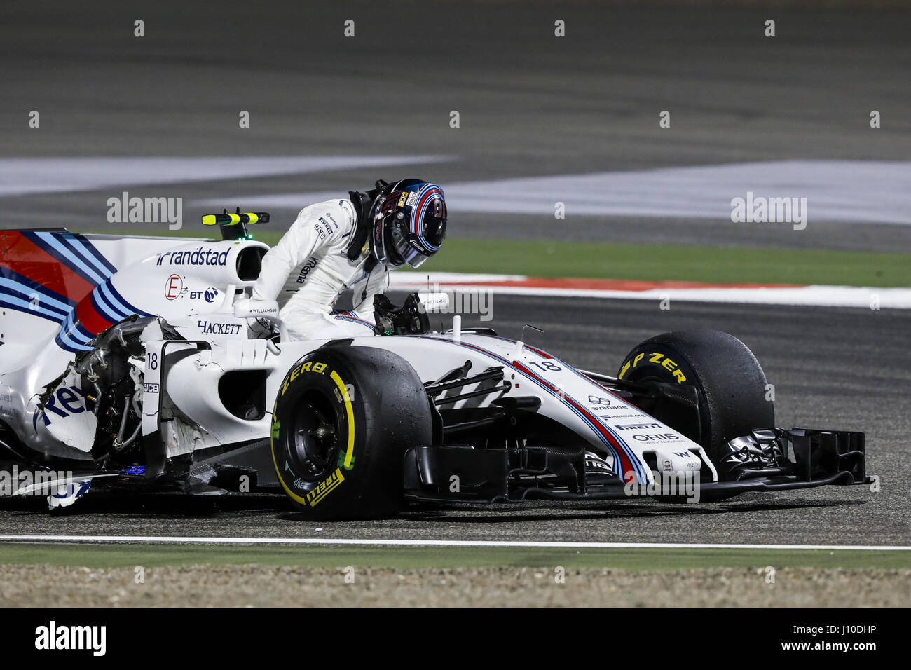 Sakhir, Bahrain. Xvi Apr, 2017. Motorsports: FIA Formula One World Championship 2017, il Gran Premio del Bahrain, #18 lancia passeggiata ( CAN, Williams Martini Racing), Crash lasciando la sua auto, 16.04.2017. | Utilizzo di credito in tutto il mondo: dpa/Alamy Live News Foto Stock