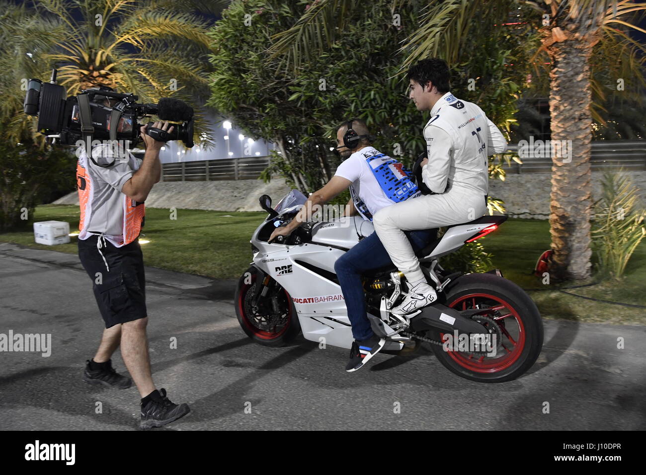 Gran Premio del Bahrain a Sakhir, Int. circuito, Manama, Bahrein, Formula1, Round 3, 2017. Motorsports: FIA Formula One World Championship 2017, il Gran Premio del Bahrain, #18 lancia passeggiata ( CAN, Williams Martini Racing), Crash seduto sul sedile posteriore di una Ducati, 16.04.2017. | Utilizzo di tutto il mondo Foto Stock