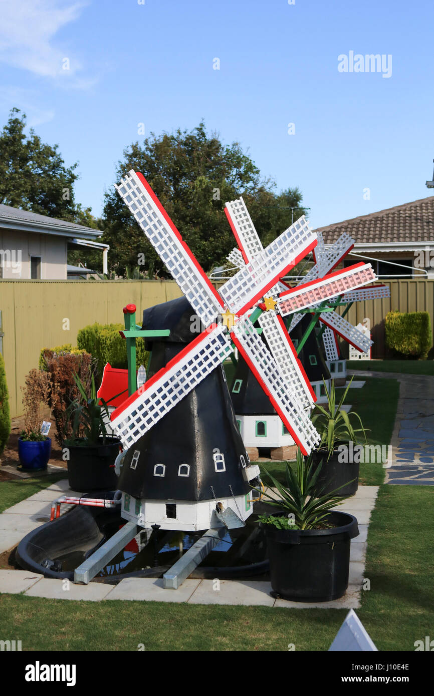 Adelaide, Australia. Xvii Apr, 2017. Replica tradizionali mulini a vento olandese Decora il giardino frontale di una casa suburbana in Adelaide Australia Credit: amer ghazzal/Alamy Live News Foto Stock