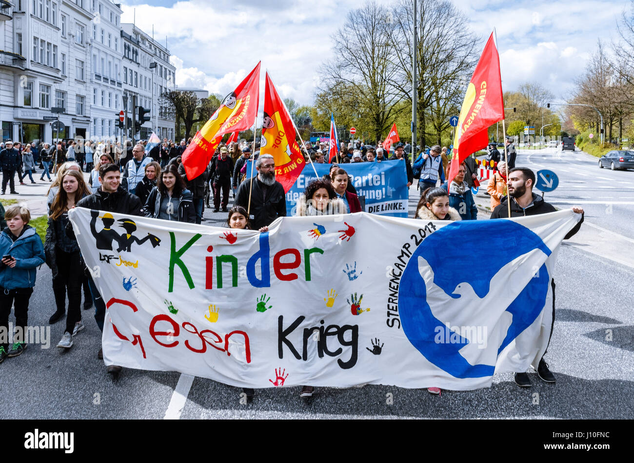 Amburgo, Germania. Xvii Apr, 2017. I manifestanti portano un banner con la scritta "i bambini contro la guerra" durante questo anno di Pasqua Marzo dal Movimento per la pace ad Amburgo, 17 aprile 2017. Foto: Markus Scholz/dpa Credito: dpa picture alliance/Alamy Live News Foto Stock