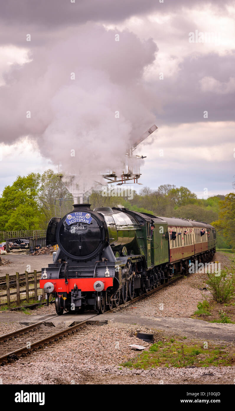 Newick, Regno Unito. 17 Apr 2017. Il Flying Scotsman visita la Ferrovia Bluebell nel Sussex Est. La Bluebell è stata la prima ferrovia a vapore a scartamento standard nel Regno Unito. L'immagine mostra il Flying Scotsman che arriva alla stazione di Horsted Keynes durante il suo viaggio verso East Grinstead. Credit: Jim Holden/Alamy Live News Foto Stock Newick, Regno Unito. 17 Apr 2017. Il Flying Scotsman visita la Ferrovia Bluebell nel Sussex Est. La Bluebell è stata la prima ferrovia a vapore a scartamento standard nel Regno Unito. L'immagine mostra il Flying Scotsman che arriva alla stazione di Horsted Keynes durante il suo viaggio verso East Grinstead. Credit: Jim Holden/Alamy Live News Foto Stock