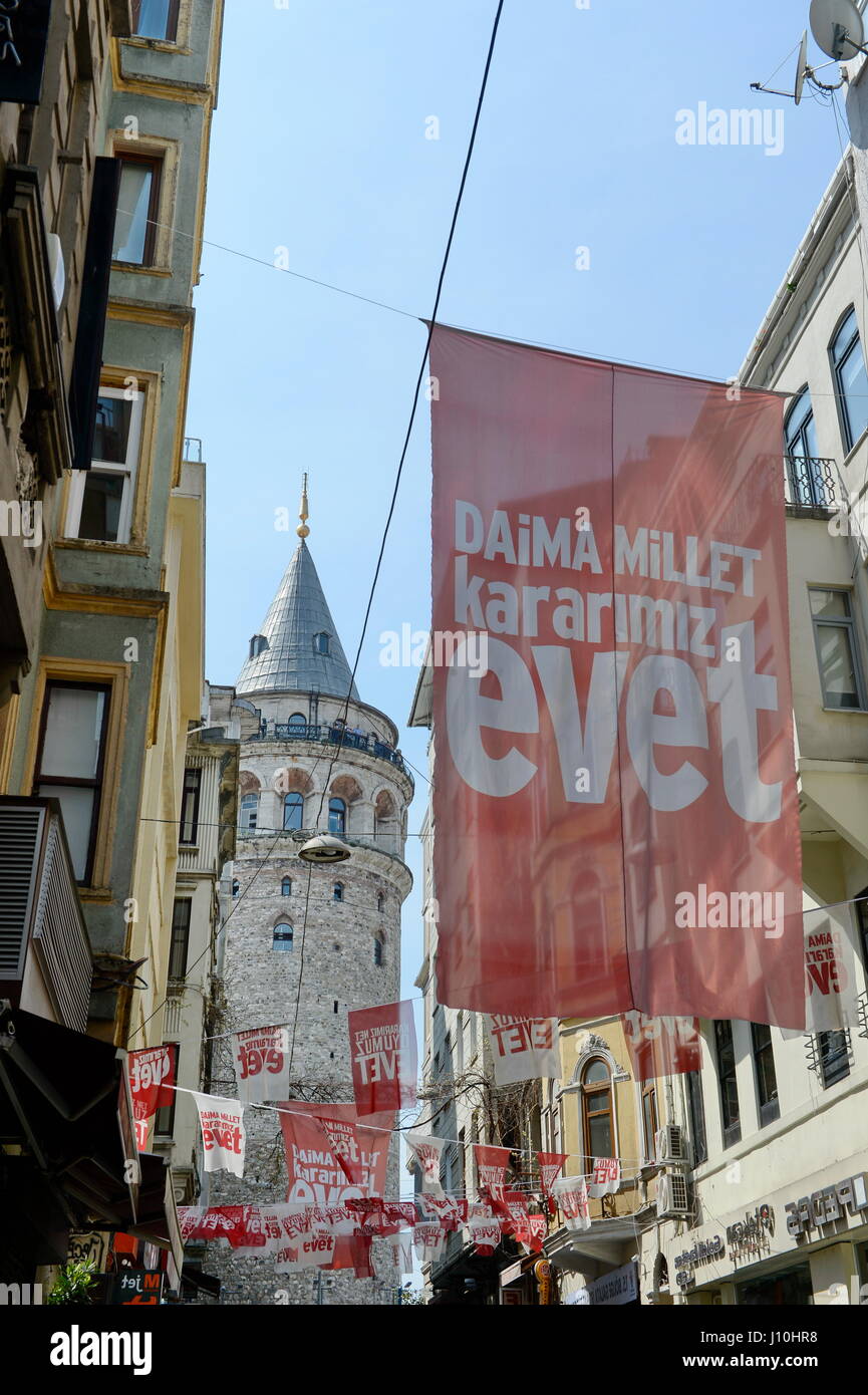 Istanbul, Turchia. 16th Apr, 2017. Istanbul il giorno del referendum. L'immagine mostra i poster "Vota con sì". Credit: Franz PERC / Alamy Live News Foto Stock