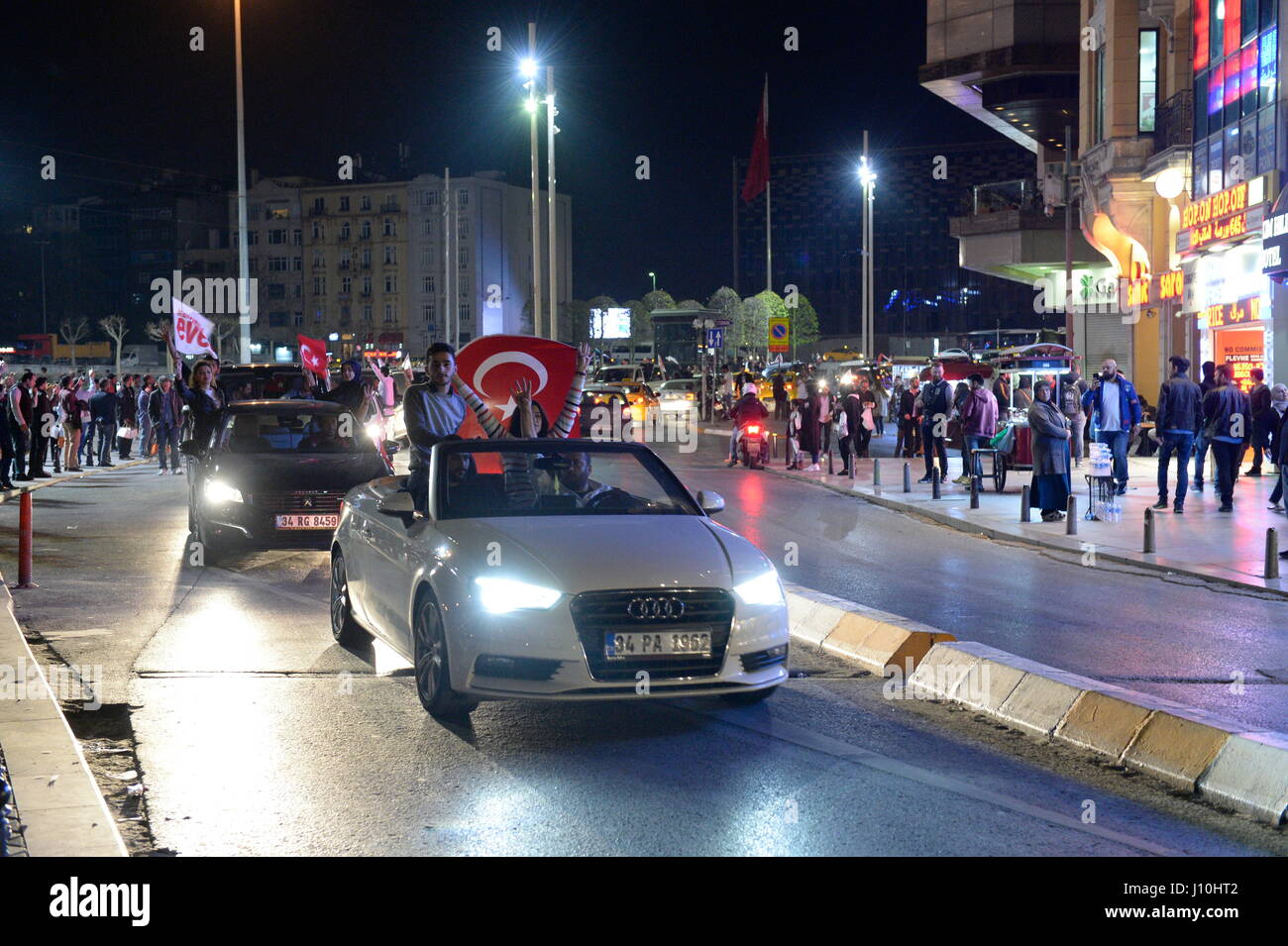 Istanbul, Turchia. Xvi Apr, 2017. Tasso di enumerazione secondo le stazioni TV di oltre il 98 percento dei voti: 51,4 percento di modifica costituzionale. Erdoğan parla della vittoria. Credito: Franz Perc / Alamy Live News Foto Stock