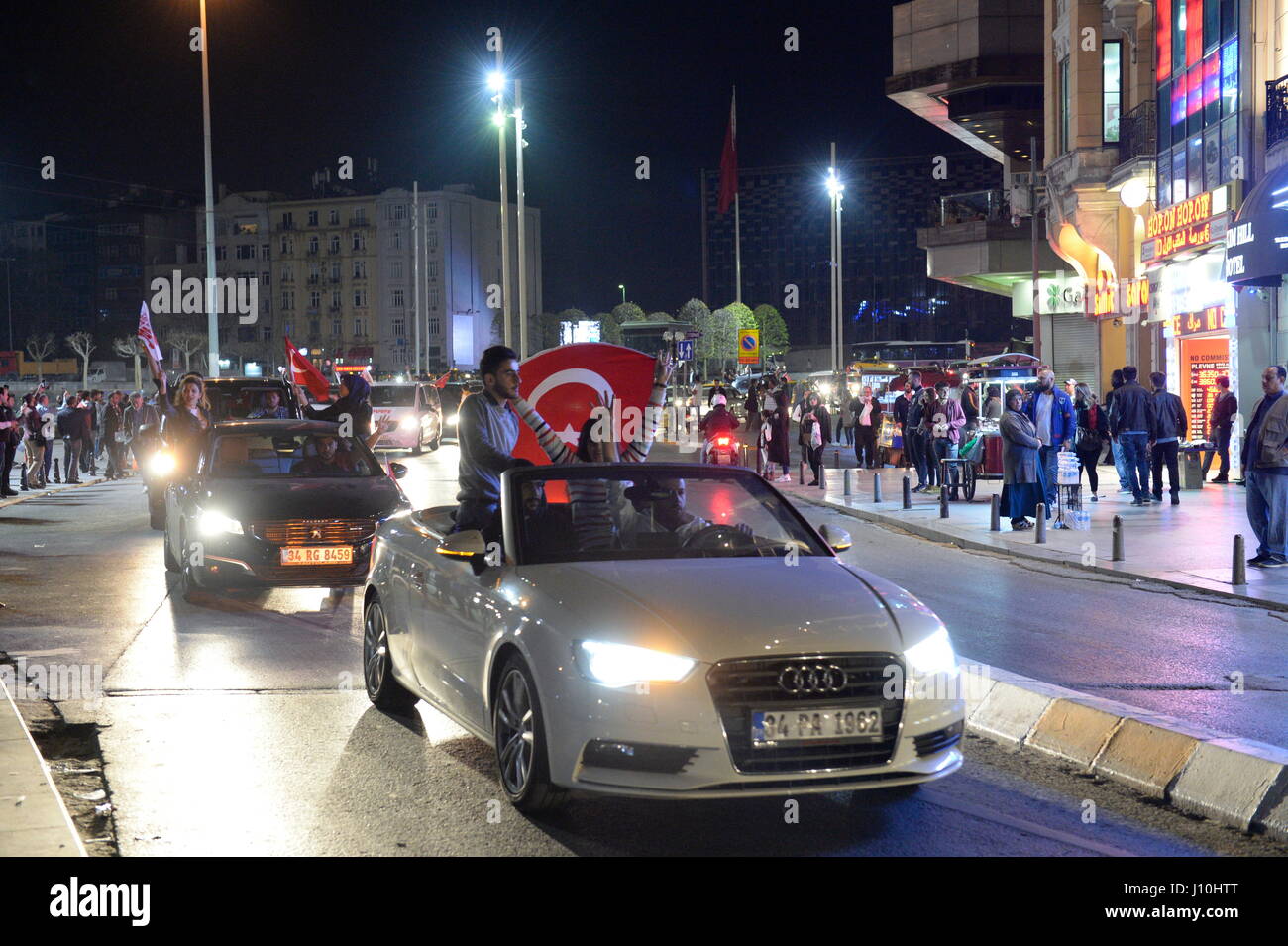 Istanbul, Turchia. Xvi Apr, 2017. Tasso di enumerazione secondo le stazioni TV di oltre il 98 percento dei voti: 51,4 percento di modifica costituzionale. Erdoğan parla della vittoria. Credito: Franz Perc / Alamy Live News Foto Stock