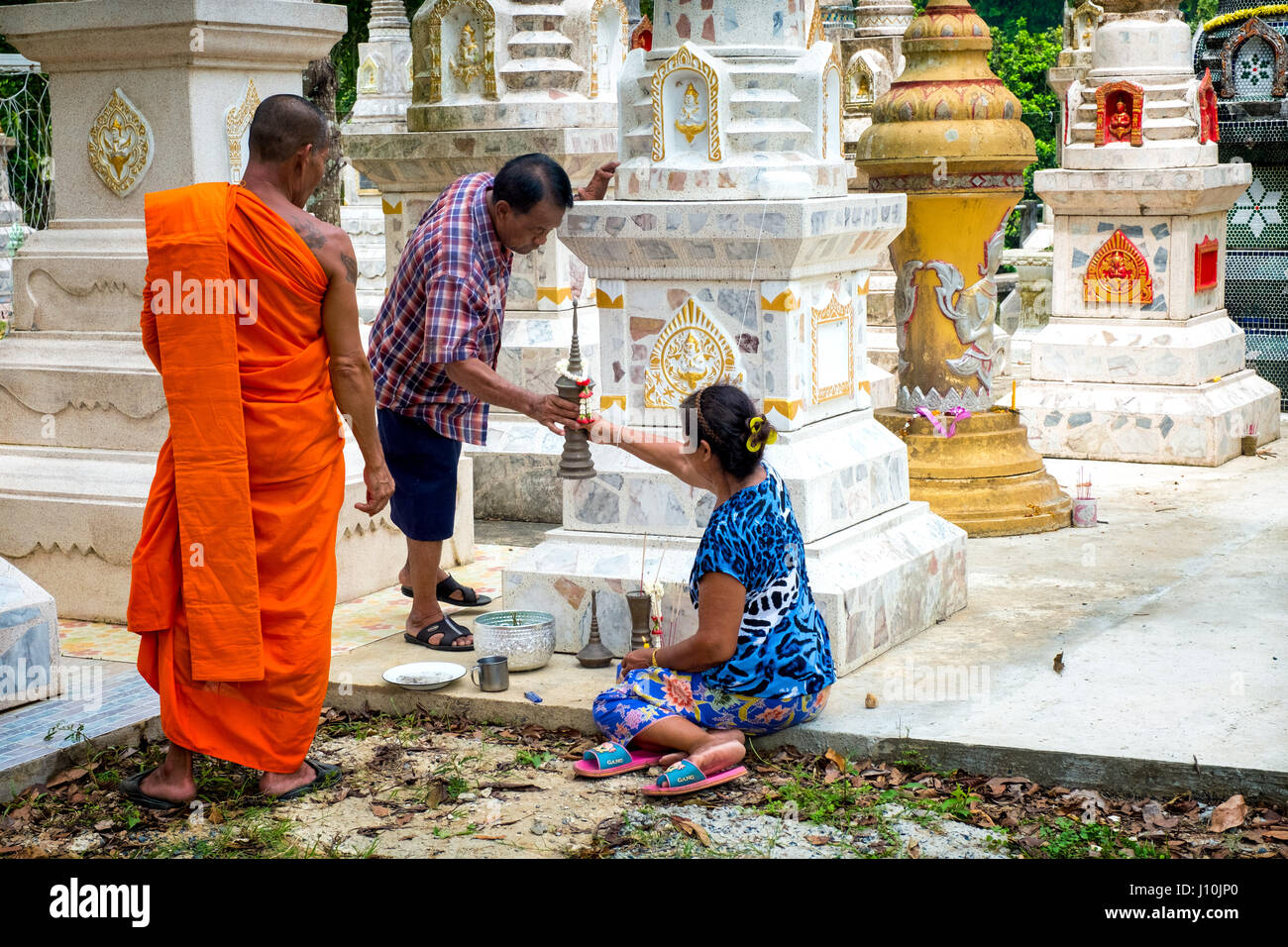 Nakhon Nayok, Thailandia. Xvii Apr, 2017. Una famiglia tailandese restituisce le ceneri di una relativa ad una sepoltura Chedi dopo una cerimonia per onorare i morti durante il Songkran 2017 Festeggiamenti in Nakhon Nayok, Thailandia. Credito: Lee Craker/Alamy Live News Foto Stock