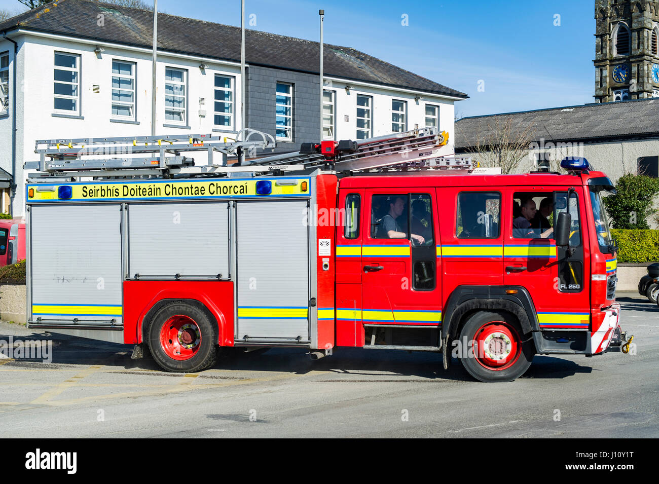 Motore Fire lascia la sua stazione dei vigili del fuoco a frequentare un incendio/emergenza in Bantry, West Cork, Irlanda. Foto Stock
