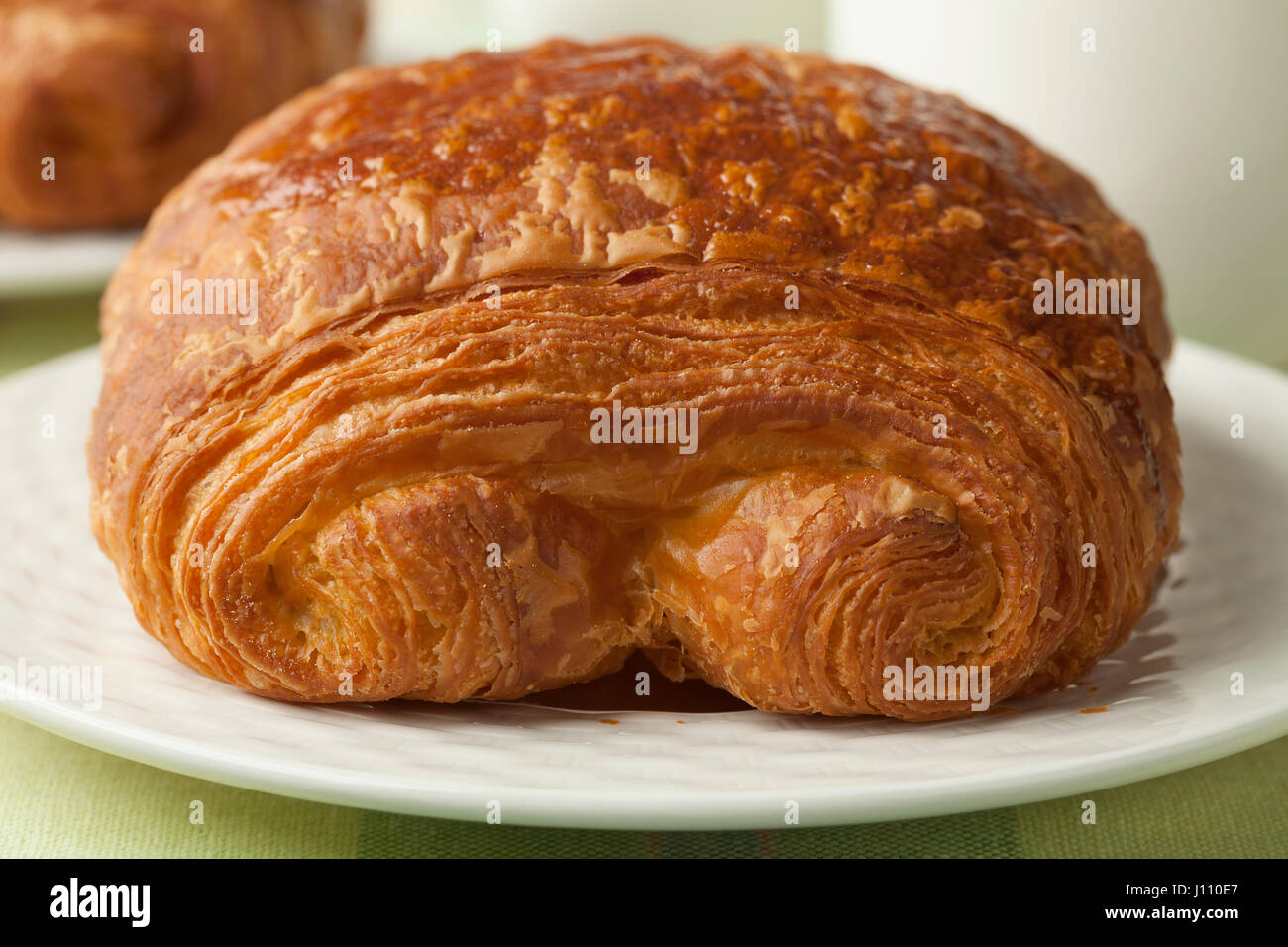 Fresco Francese croissant al cioccolato close up Foto Stock