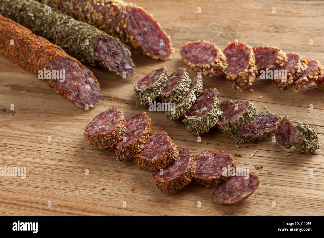 Lo spagnolo fuet salsicce in tre diversi sapori con fette Foto Stock