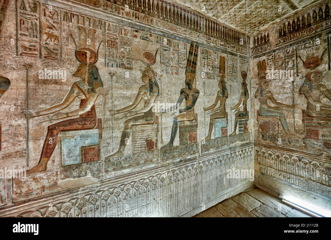 Della pietra che intaglia e dipinti murali con geroglifici all'interno di Hathor tempio Deir el-Medina, Luxor, Egitto Foto Stock