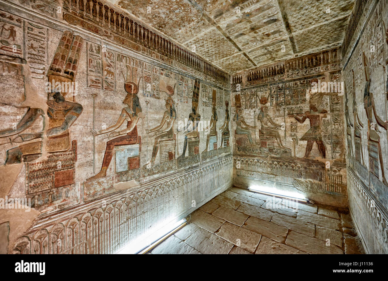 Della pietra che intaglia e dipinti murali con geroglifici all'interno di Hathor tempio Deir el-Medina, Luxor, Egitto Foto Stock