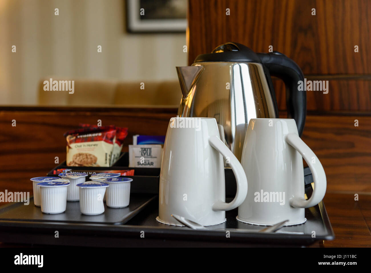 Bollitore per tè e caffè in una camera di hotel. Foto Stock