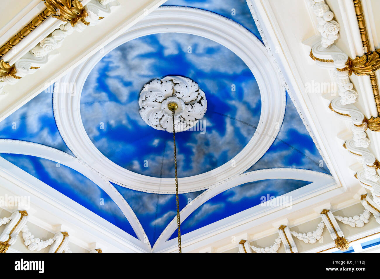 Nuvole e cielo blu dipinto sul soffitto di un raffinato country house, casa nobiliare. Foto Stock