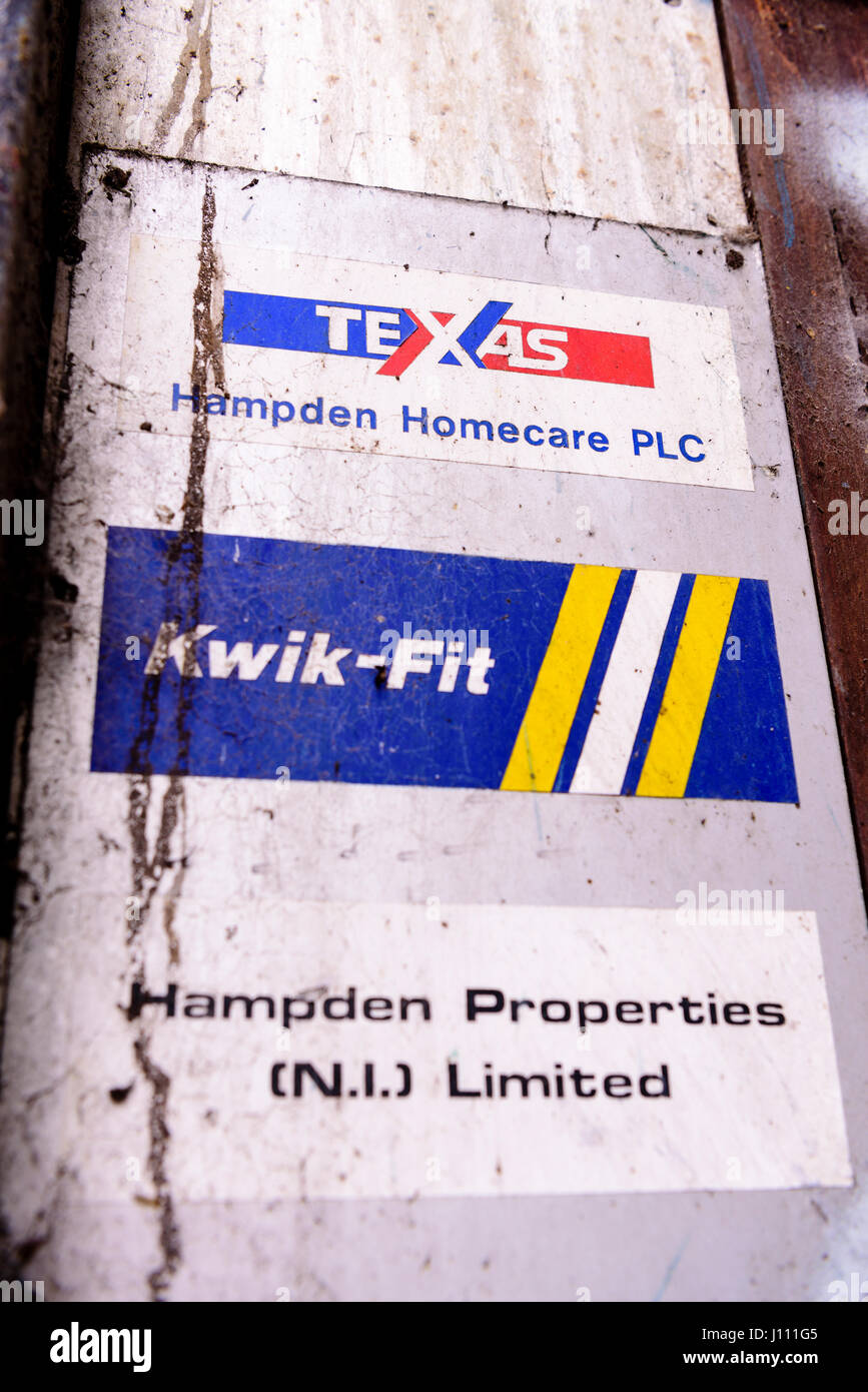 Vecchi segni in un ufficio per DIY store Texas Homecare (chiusa nel 1996), Kwik-Fit e Hampden proprietà (NI) Limited Foto Stock