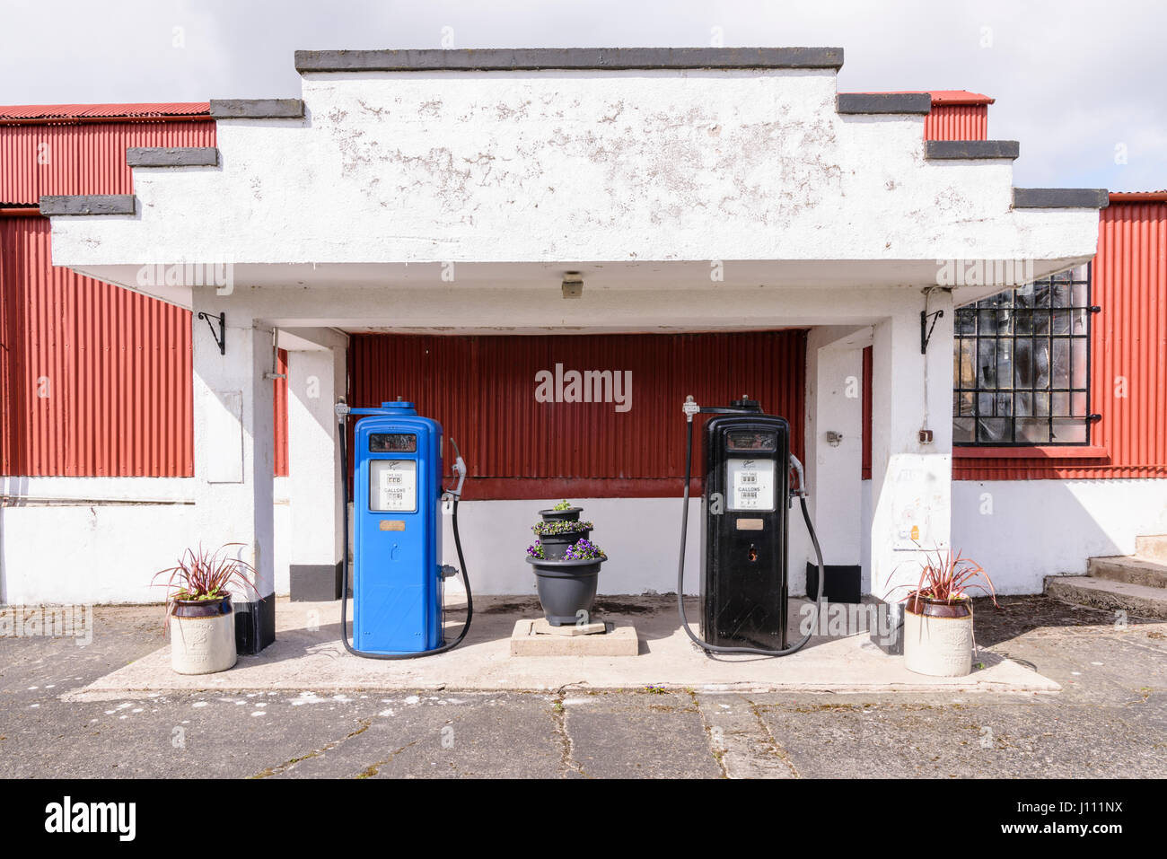 Due Gilbarco (Gilbert e Barker) le pompe di benzina, del 1950 circa, a un vecchio stile indipendente rurale stazione di benzina Foto Stock