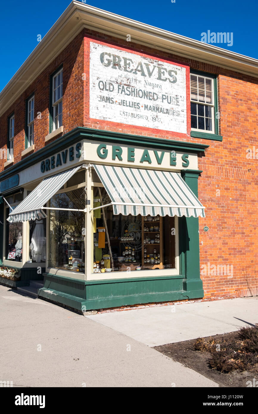 Un verde e bianco tenda copre le finestre del Greaves Jam store su Queen St in Niagara sul lago, Canada. Foto Stock