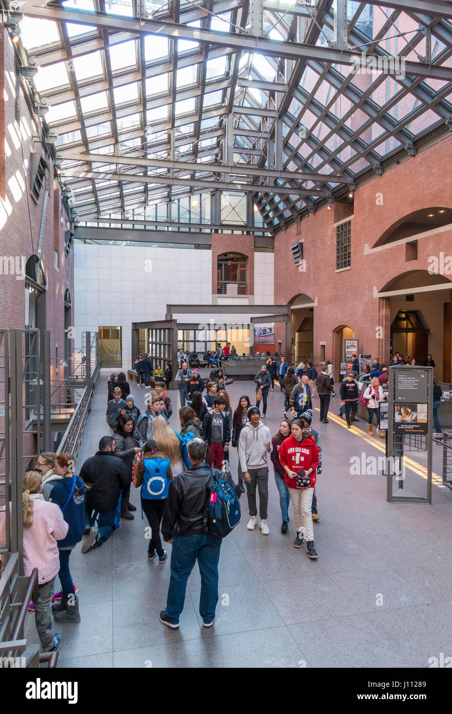 WASHINGTON, DC, Stati Uniti d'America - Stati Uniti Museo commemorativo di Holocaust, lobby e visitatori. Foto Stock