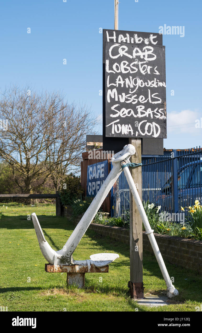 Il pesce per la vendita al di fuori del segno Latimer's pescivendoli e cafe, Whitburn, North East England, Regno Unito Foto Stock