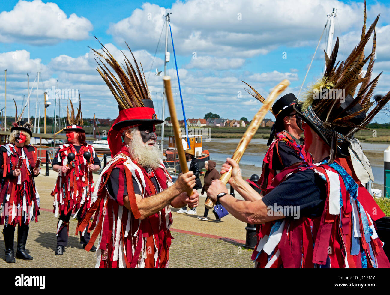 La Dark Horse morris troupe di eseguire a Maldon Essex. Inghilterra, Regno Unito Foto Stock