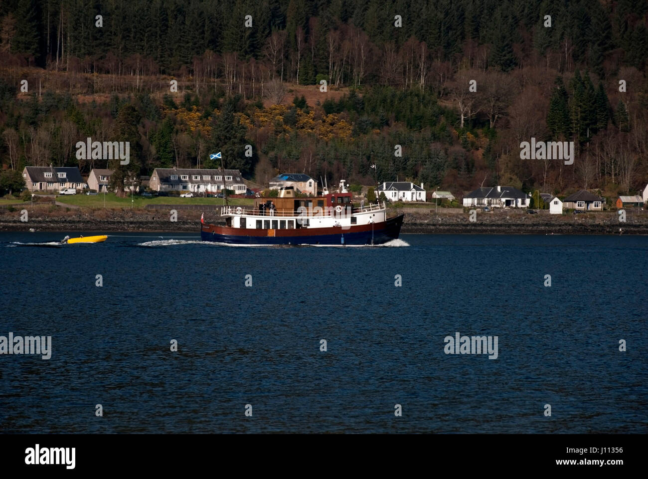 Il Maestoso della linea M.T. Glen Tarsan crociera in Santo Loch Cowal Argyll Scozia vista della maestosa linea line convertiti Traditional Irish 85 f Foto Stock