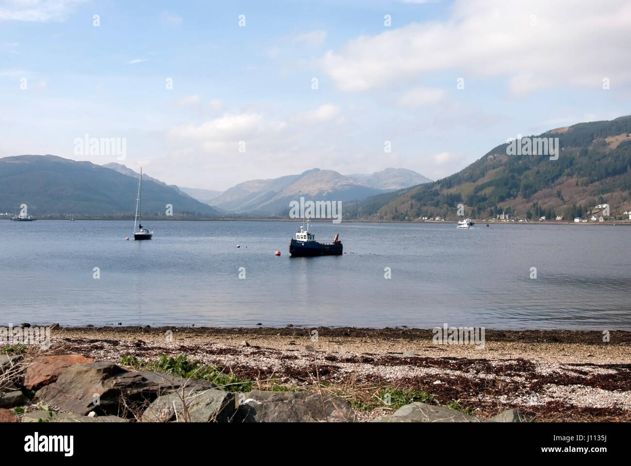 Il Santo Loch, Kilmun Village e Creag Mhor paesaggio seascape vista del santo loch guardando a nord del Lazzaretto punto verso Creag Mhor Kilmun Hil Foto Stock