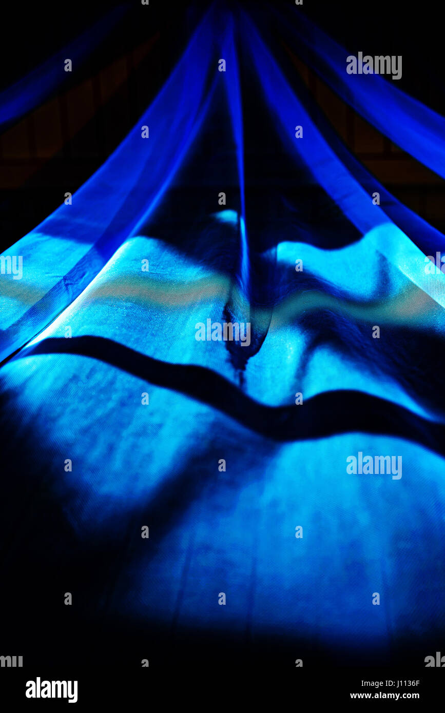 Blu stirata drappeggiato netting piegato Foto Stock