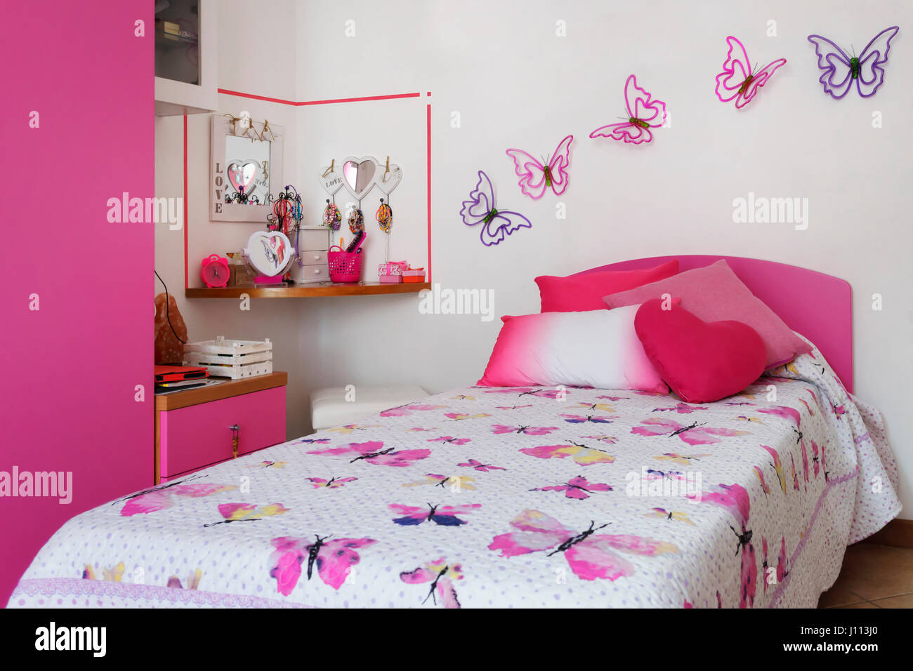 Spaziose rosa e bianco interiore camera da letto per una ragazza  adolescente con mobili industriali e simpatici accessori in un rinnovato  loft Foto stock - Alamy