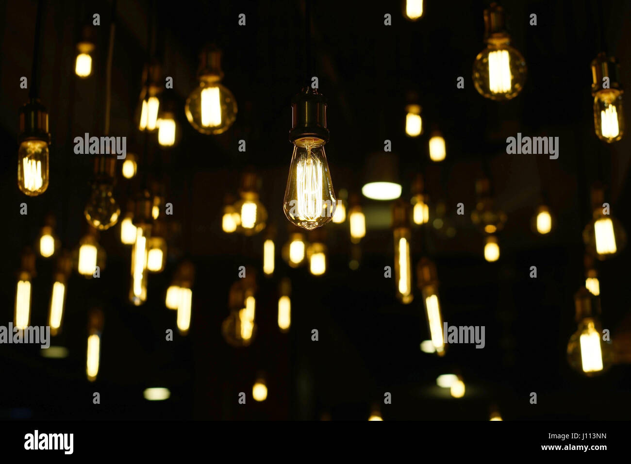 Pila di antiquariato decorativo il tungsteno delle lampadine Foto Stock